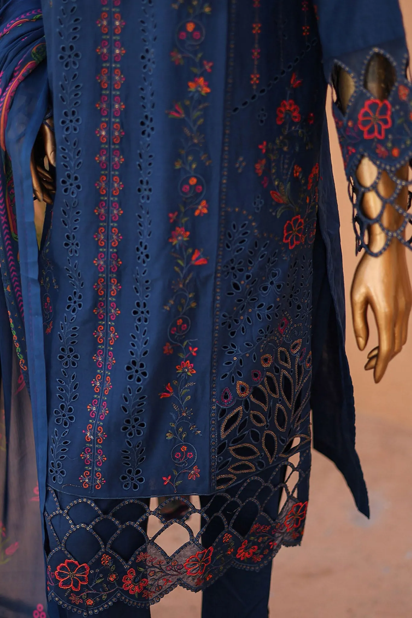 Bin Saeed Stitched 3 Piece Luxury Emb Lawn Collection'2024-LF-652-N Blue
