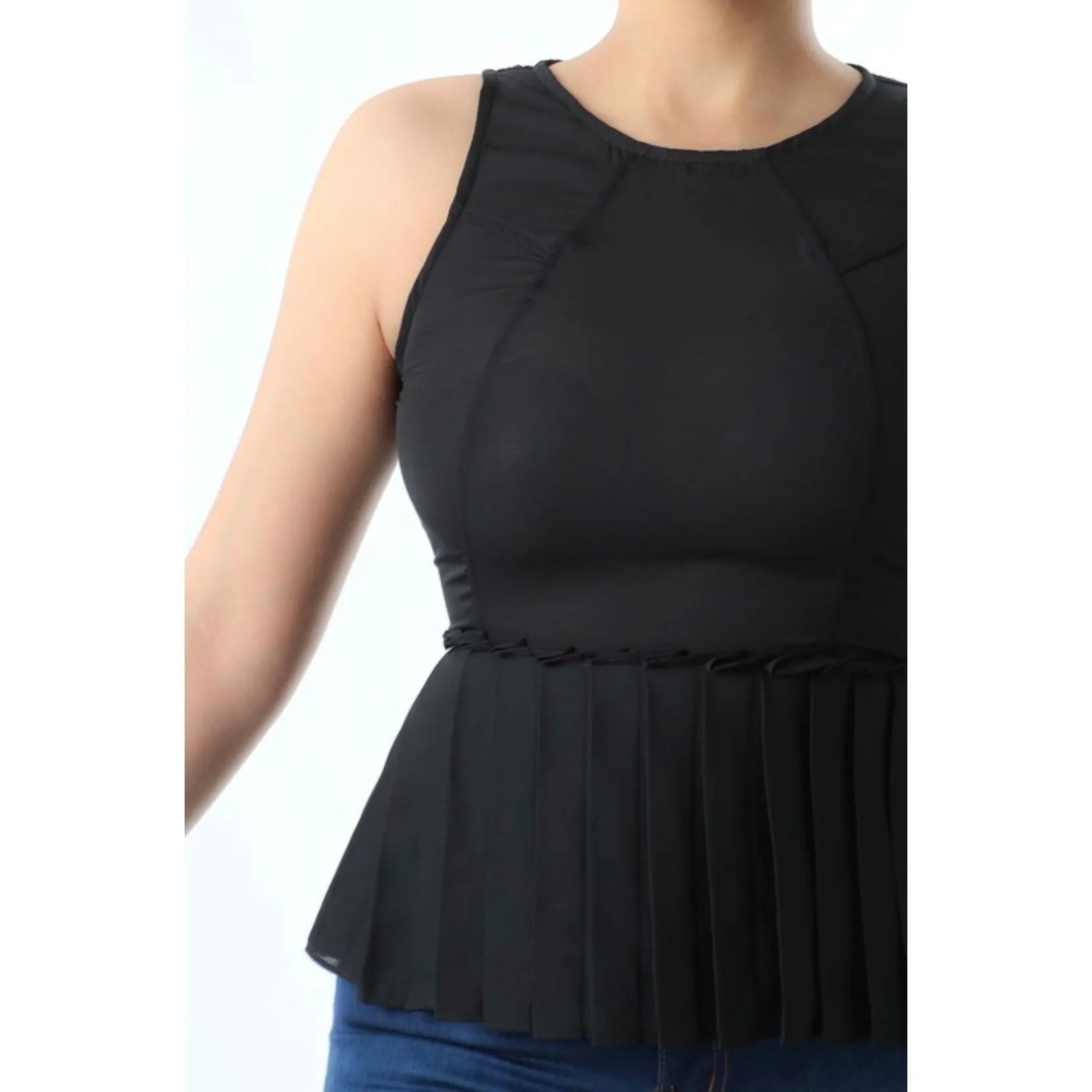 Chic Sleeveless Medium Top with Ruffled Bottom