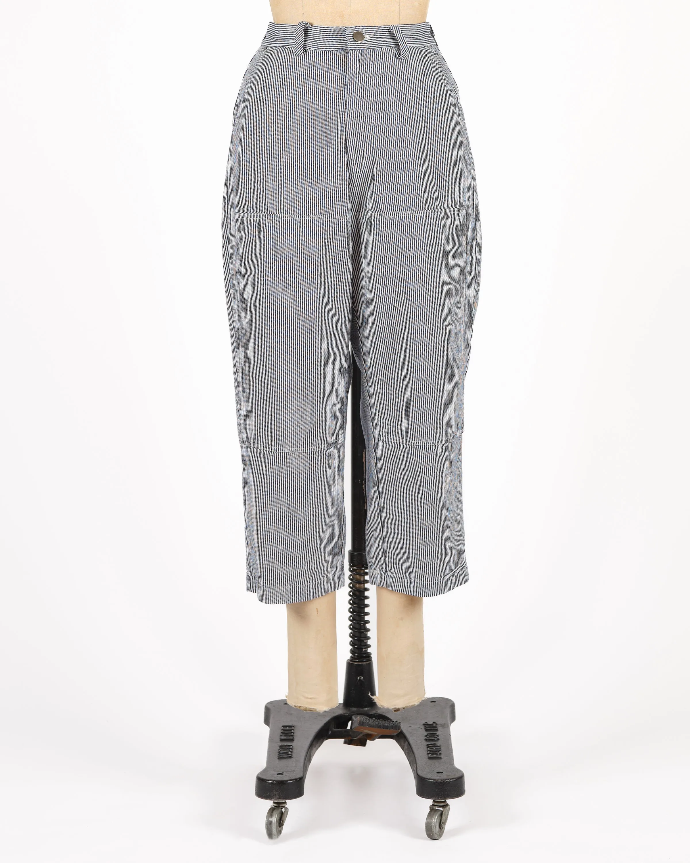 Sure! To optimize the title of a garden pant for an e-commerce product, lets include descriptive modifiers that highlight its key features. Heres an improved title:

Durable, Water-Resistant Garden Pants with Knee Pads for Outdoor Work

This optimized title provides potential buyers with a clear understanding of the products benefits, such as durability, water resistance, and comfort for outdoor tasks.
