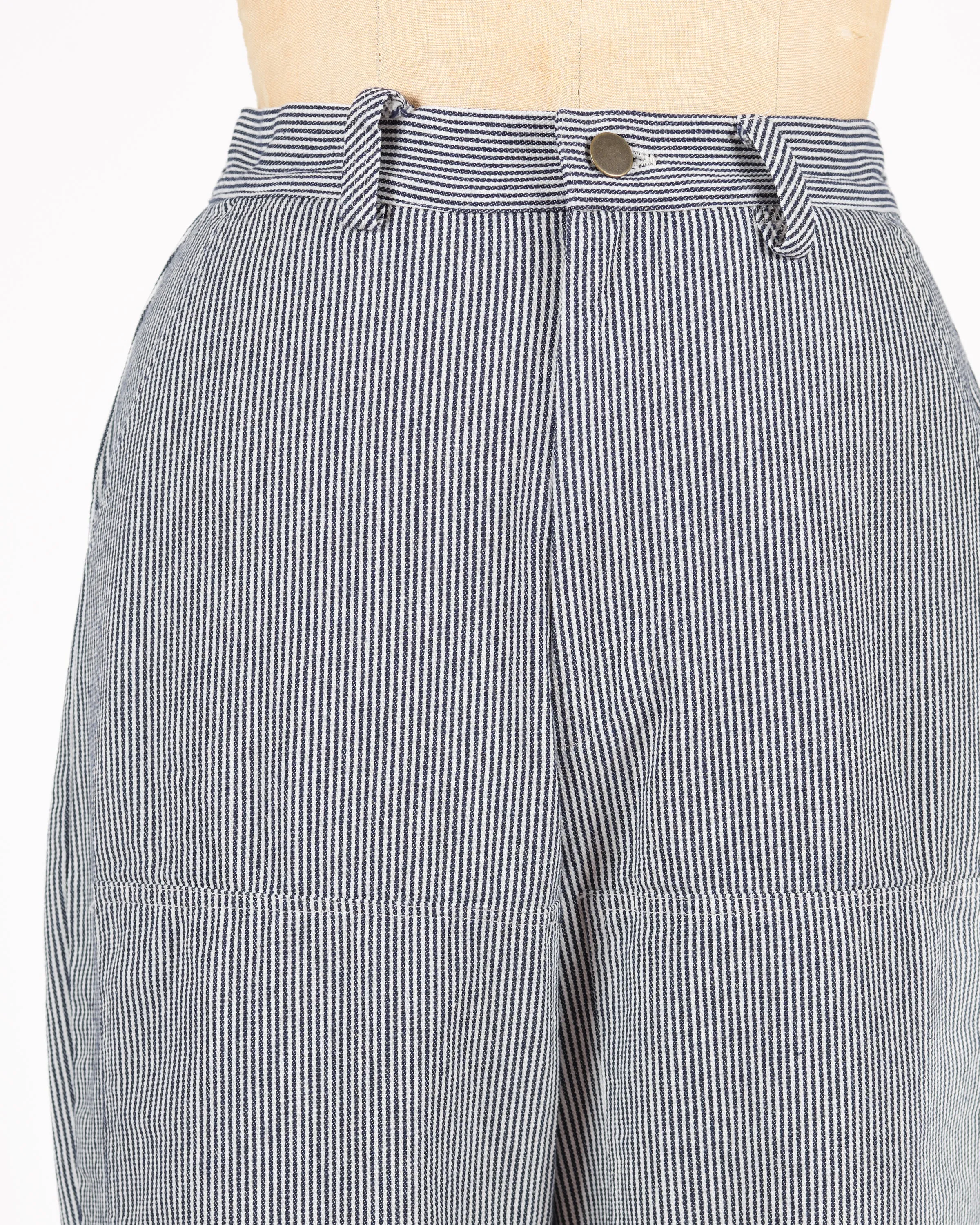 Sure! To optimize the title of a garden pant for an e-commerce product, lets include descriptive modifiers that highlight its key features. Heres an improved title:

Durable, Water-Resistant Garden Pants with Knee Pads for Outdoor Work

This optimized title provides potential buyers with a clear understanding of the products benefits, such as durability, water resistance, and comfort for outdoor tasks.