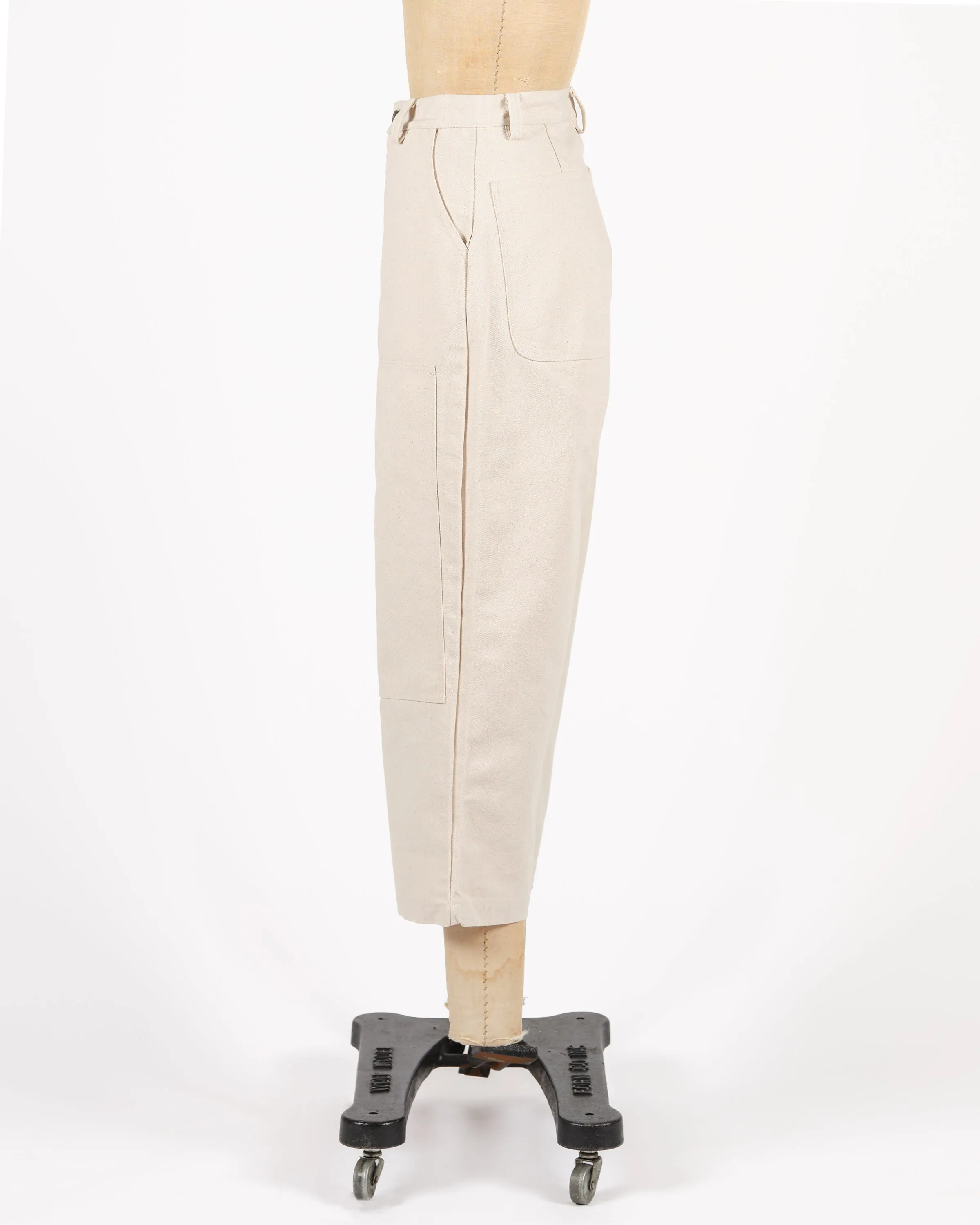 Sure! To optimize the title of a garden pant for an e-commerce product, lets include descriptive modifiers that highlight its key features. Heres an improved title:

Durable, Water-Resistant Garden Pants with Knee Pads for Outdoor Work

This optimized title provides potential buyers with a clear understanding of the products benefits, such as durability, water resistance, and comfort for outdoor tasks.