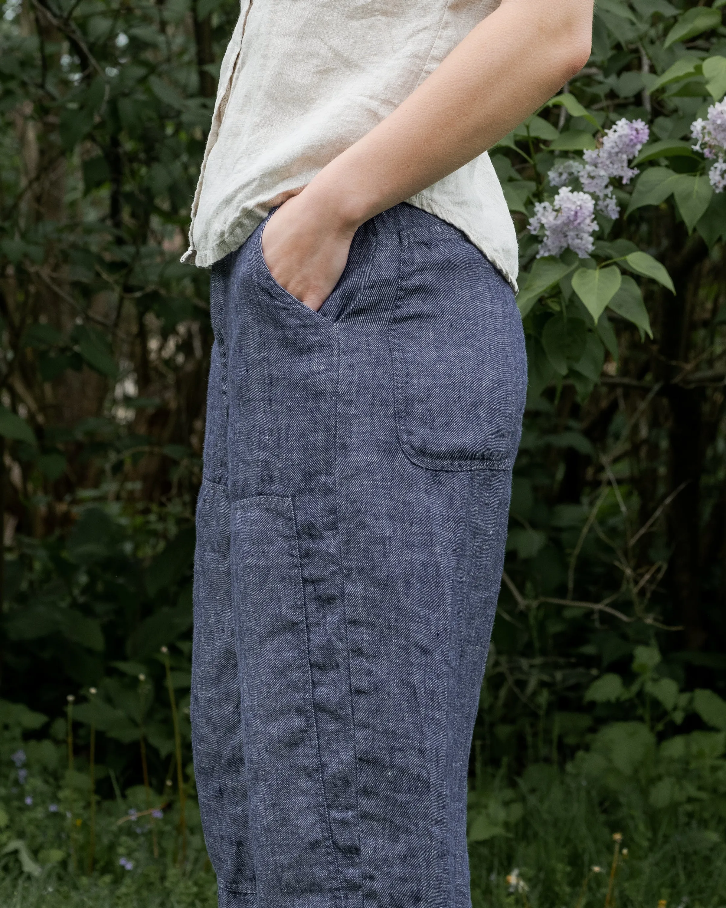Sure! To optimize the title of a garden pant for an e-commerce product, lets include descriptive modifiers that highlight its key features. Heres an improved title:

Durable, Water-Resistant Garden Pants with Knee Pads for Outdoor Work

This optimized title provides potential buyers with a clear understanding of the products benefits, such as durability, water resistance, and comfort for outdoor tasks.