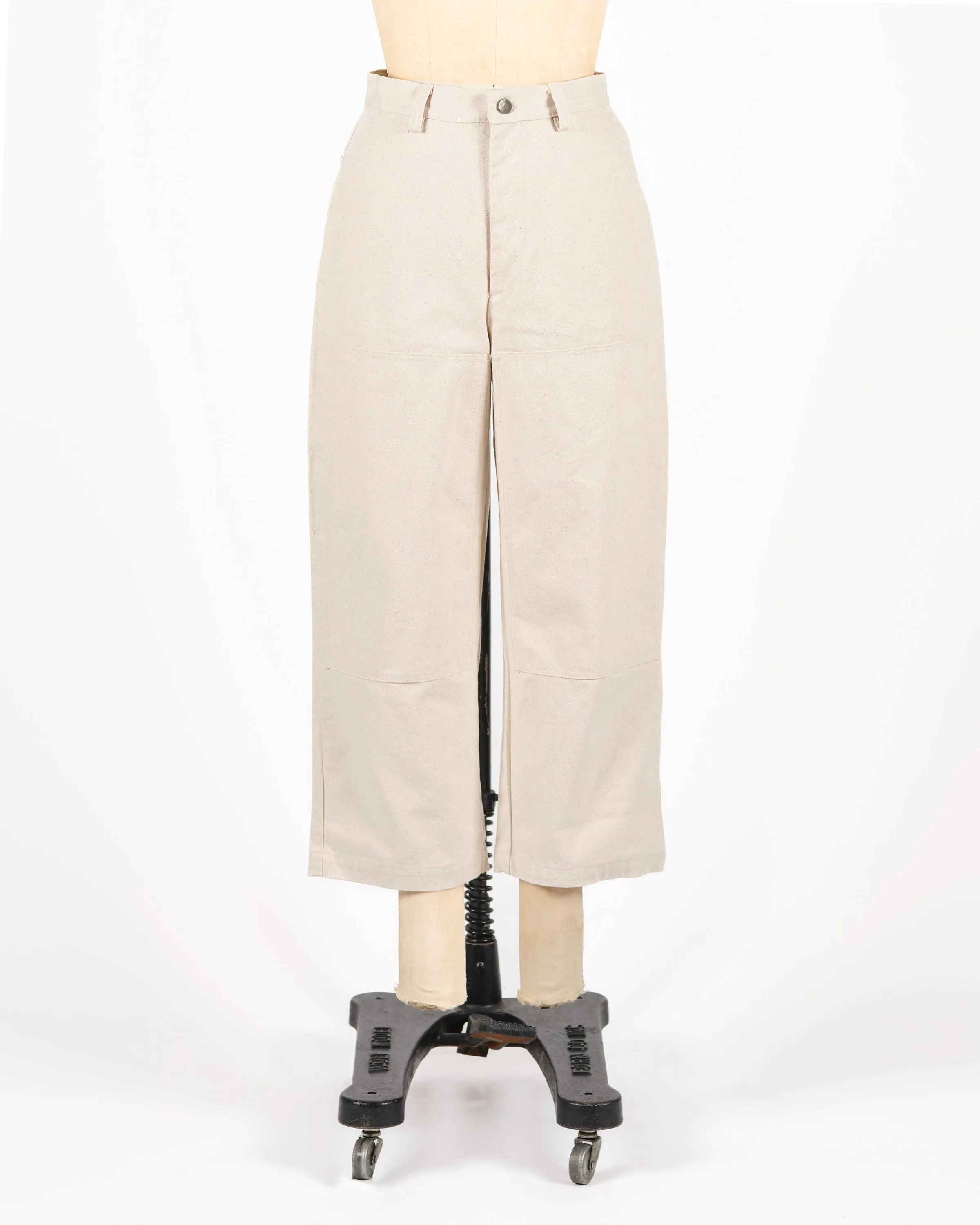 Sure! To optimize the title of a garden pant for an e-commerce product, lets include descriptive modifiers that highlight its key features. Heres an improved title:

Durable, Water-Resistant Garden Pants with Knee Pads for Outdoor Work

This optimized title provides potential buyers with a clear understanding of the products benefits, such as durability, water resistance, and comfort for outdoor tasks.