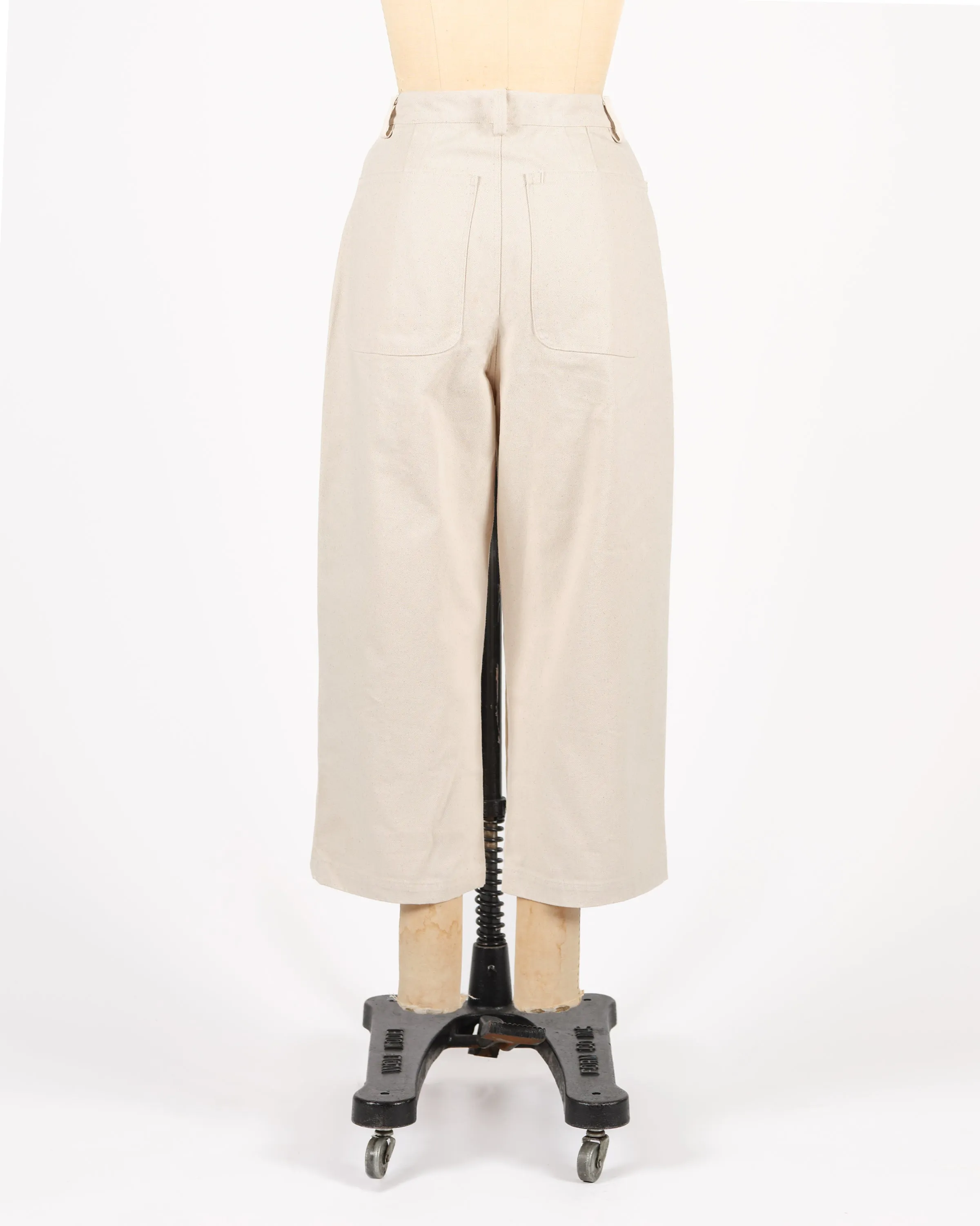 Sure! To optimize the title of a garden pant for an e-commerce product, lets include descriptive modifiers that highlight its key features. Heres an improved title:

Durable, Water-Resistant Garden Pants with Knee Pads for Outdoor Work

This optimized title provides potential buyers with a clear understanding of the products benefits, such as durability, water resistance, and comfort for outdoor tasks.